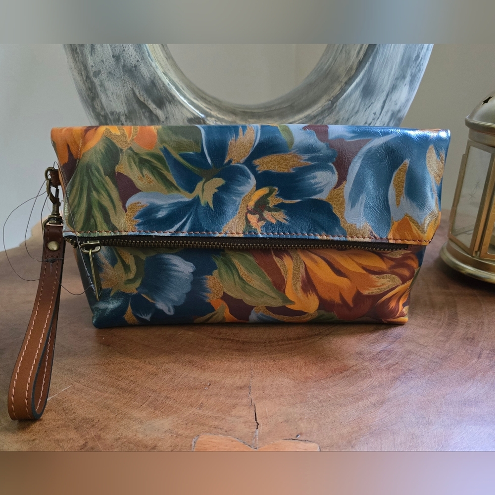 ❌️SOLD❌️Patricia Nash Floral Leather Writslet/Clutch
